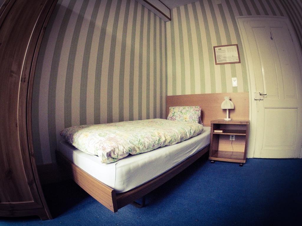 Basicrooms Hotel Unterseen Rum bild