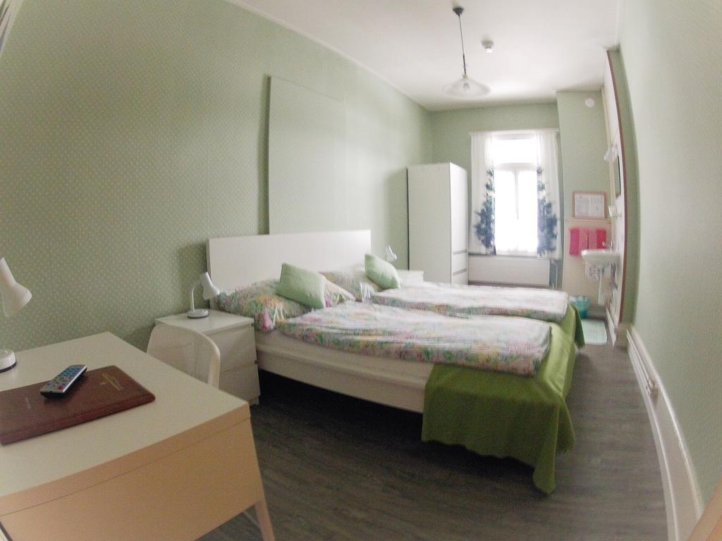 Basicrooms Hotel Unterseen Rum bild