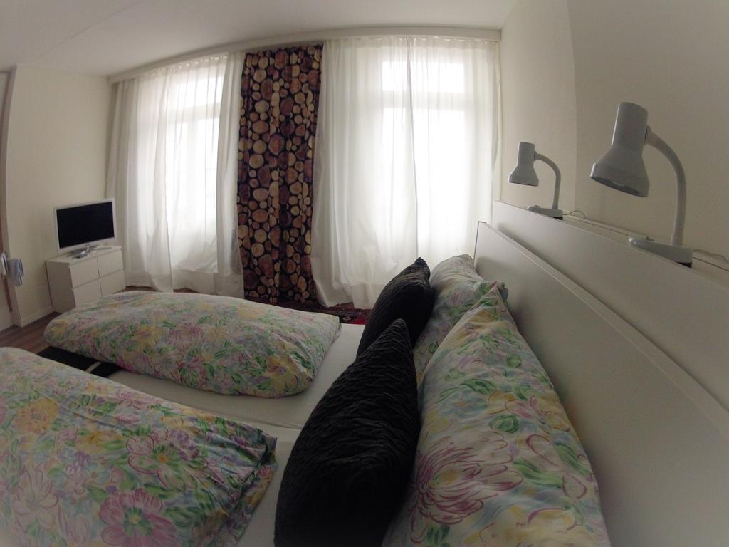 Basicrooms Hotel Unterseen Rum bild
