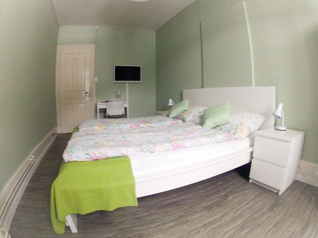 Basicrooms Hotel Unterseen Rum bild