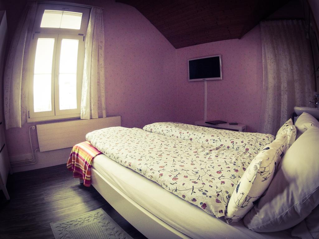 Basicrooms Hotel Unterseen Rum bild
